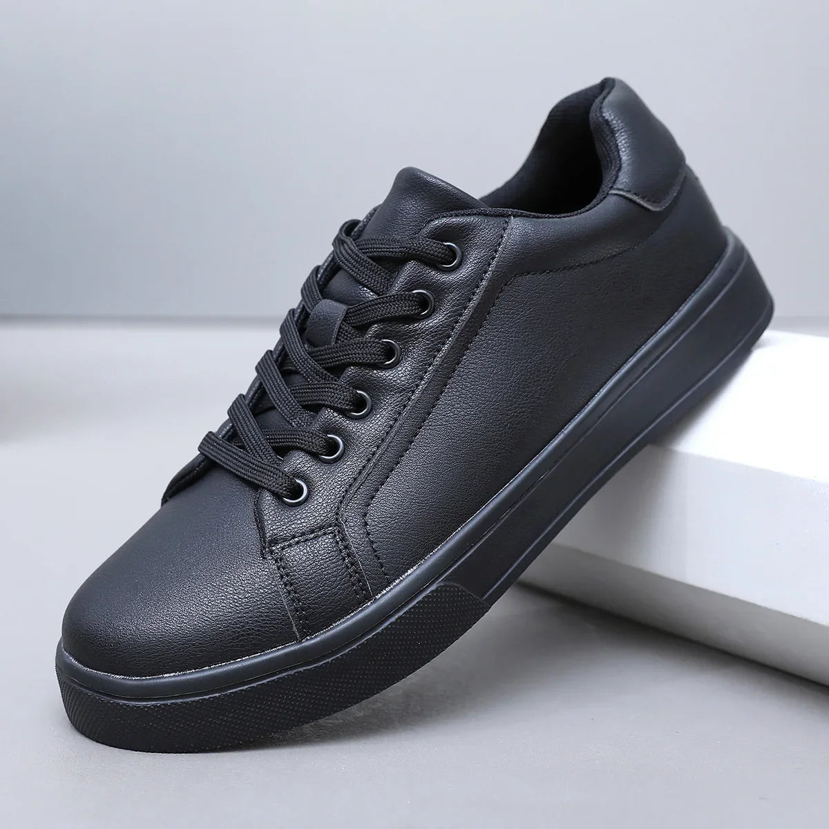 Men’s Casual Sneakers 2025 – Lightweight Fashion Comfort Shoes for Walking, Outdoor & Skateboard Style