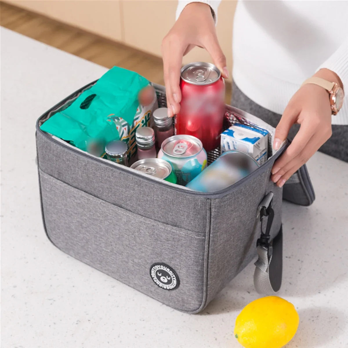 Capacity hand-held with shoulder strap insulated bag, lunch box bag, student thickened waterproof lunch bag。