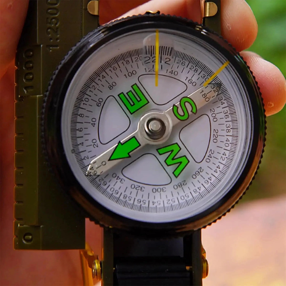 Outdoor Survival Compass Mountaineering Camping Plastic Military Green Flip-top Compass Guidebook Portable