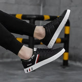 Men’s Flat Sports Shoes 2025 – Stylish Outdoor Sneakers for Spring & Autumn, Fashionable Vulcanized Casual Shoes